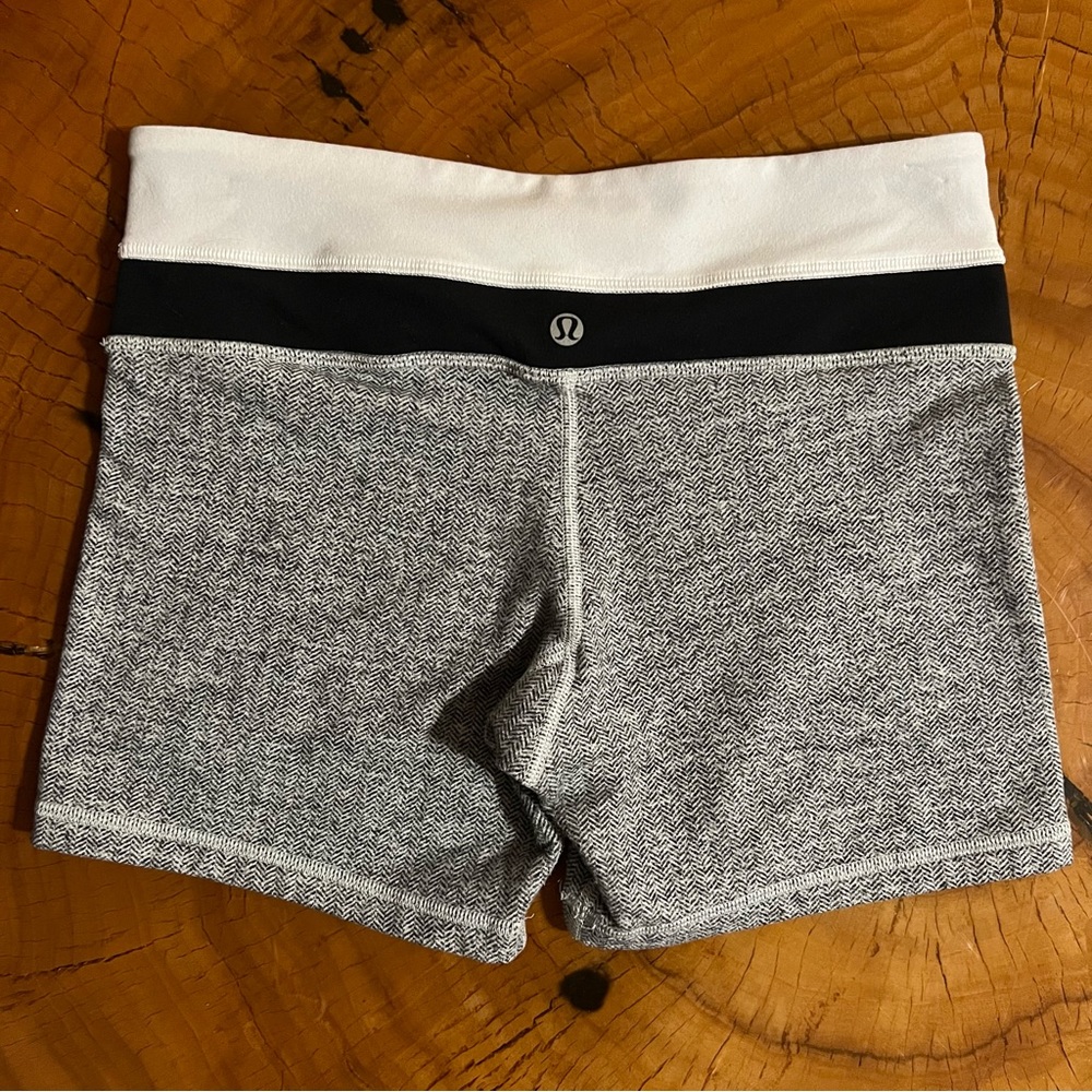 Lululemon Reverse Groove Shorts - Picture 4 of 5